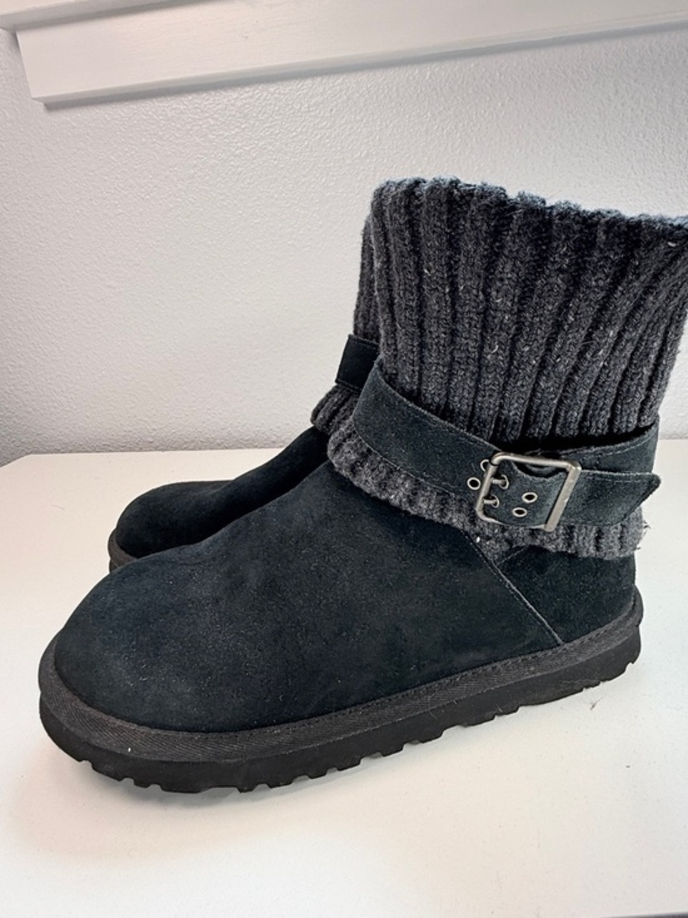 UGG Australia Cambridge Black Suede Knit Buckle Winter Boots Size 8 shearling
